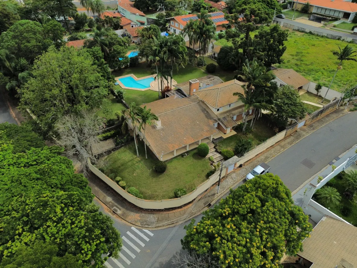 Casa com 5 suítes e lazer completo na Vila Santista